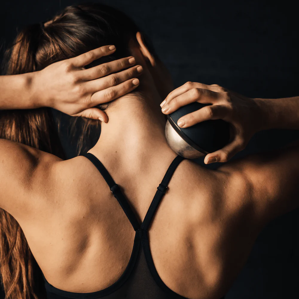 Sportif comparant un pistolet de massage ou balle de massage après l'entraînement