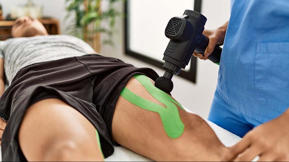 utilisateur pistolet de massage après l'entraînement