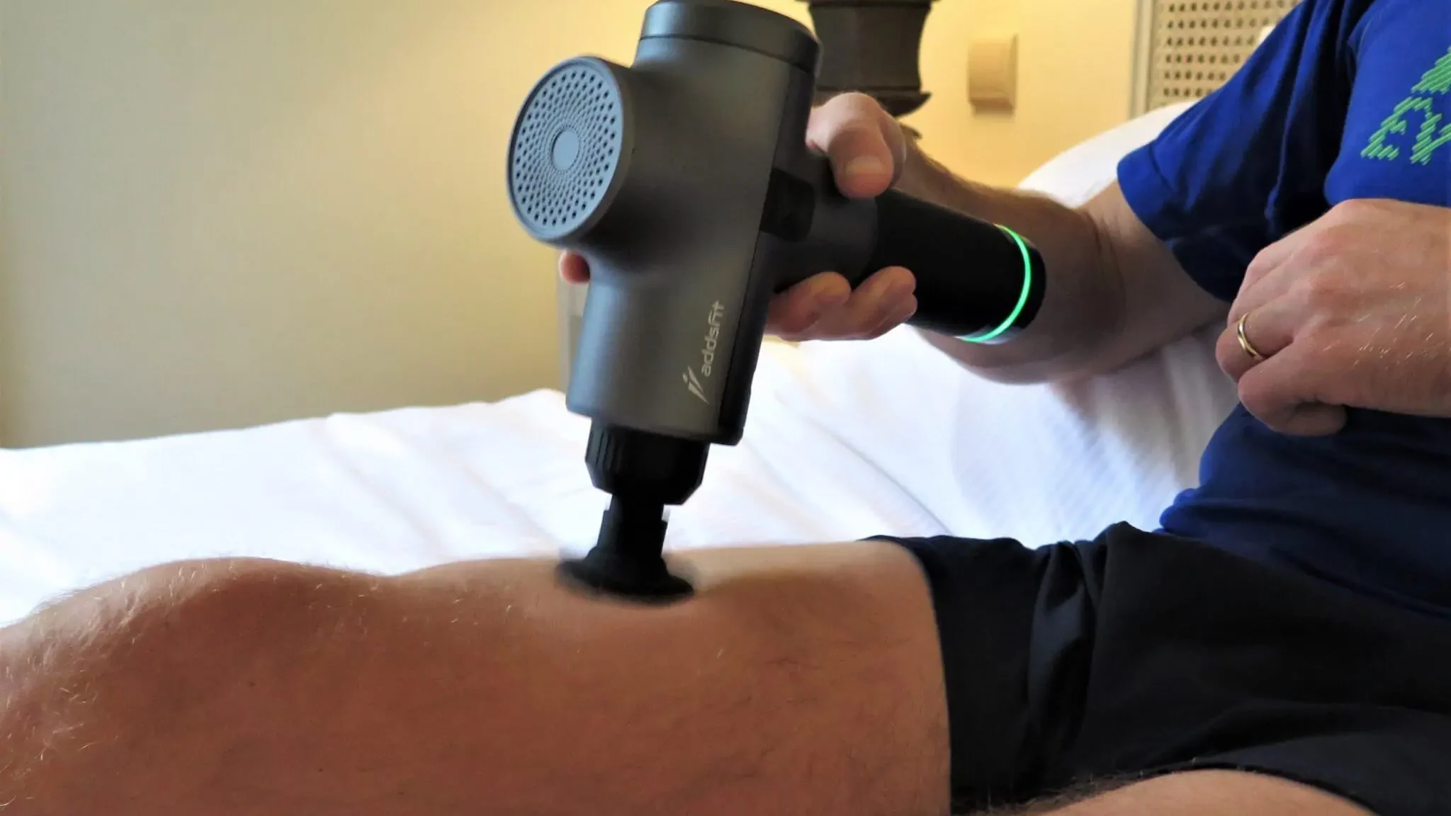 Massage profond des quadriceps après une séance de sport