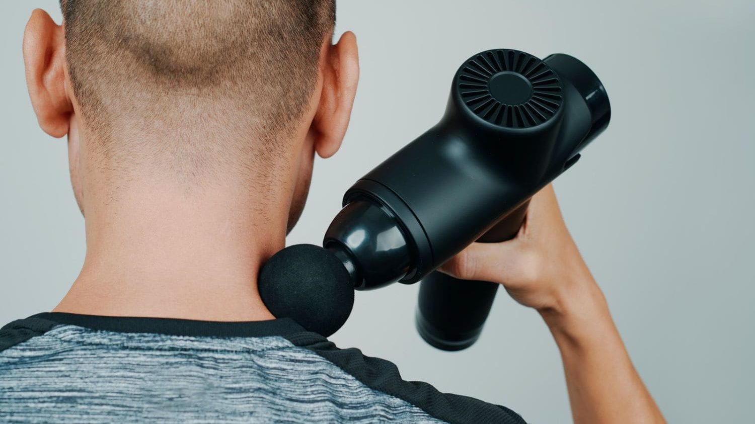 Massage du cou et des cervicales avec un embout doux et à faible vitesse