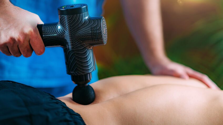 Relâchement des ischio-jambiers avec un pistolet de massage portable