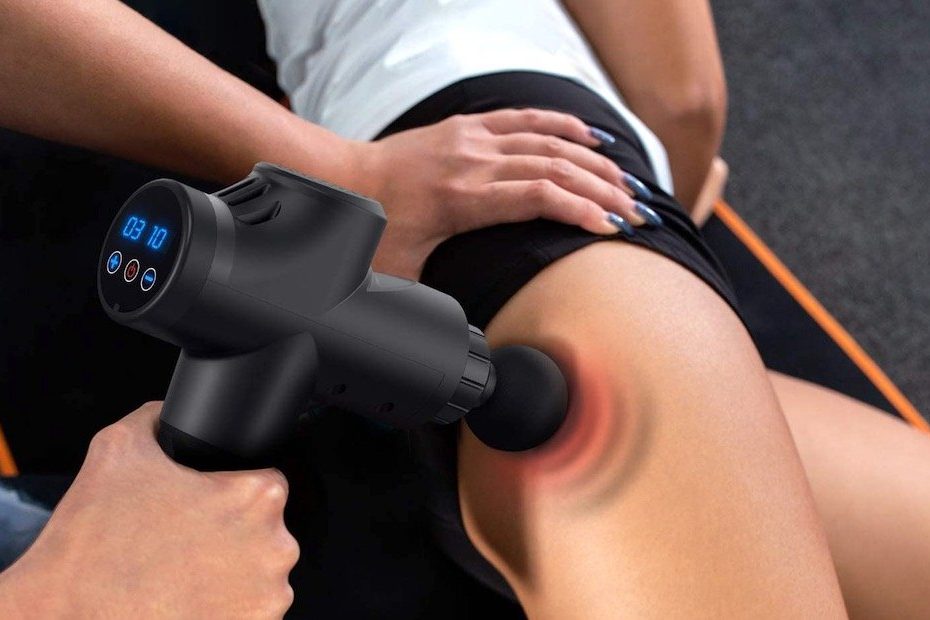 Exemple visuel montrant comment utiliser un pistolet de massage pour cibler une zone douloureuse